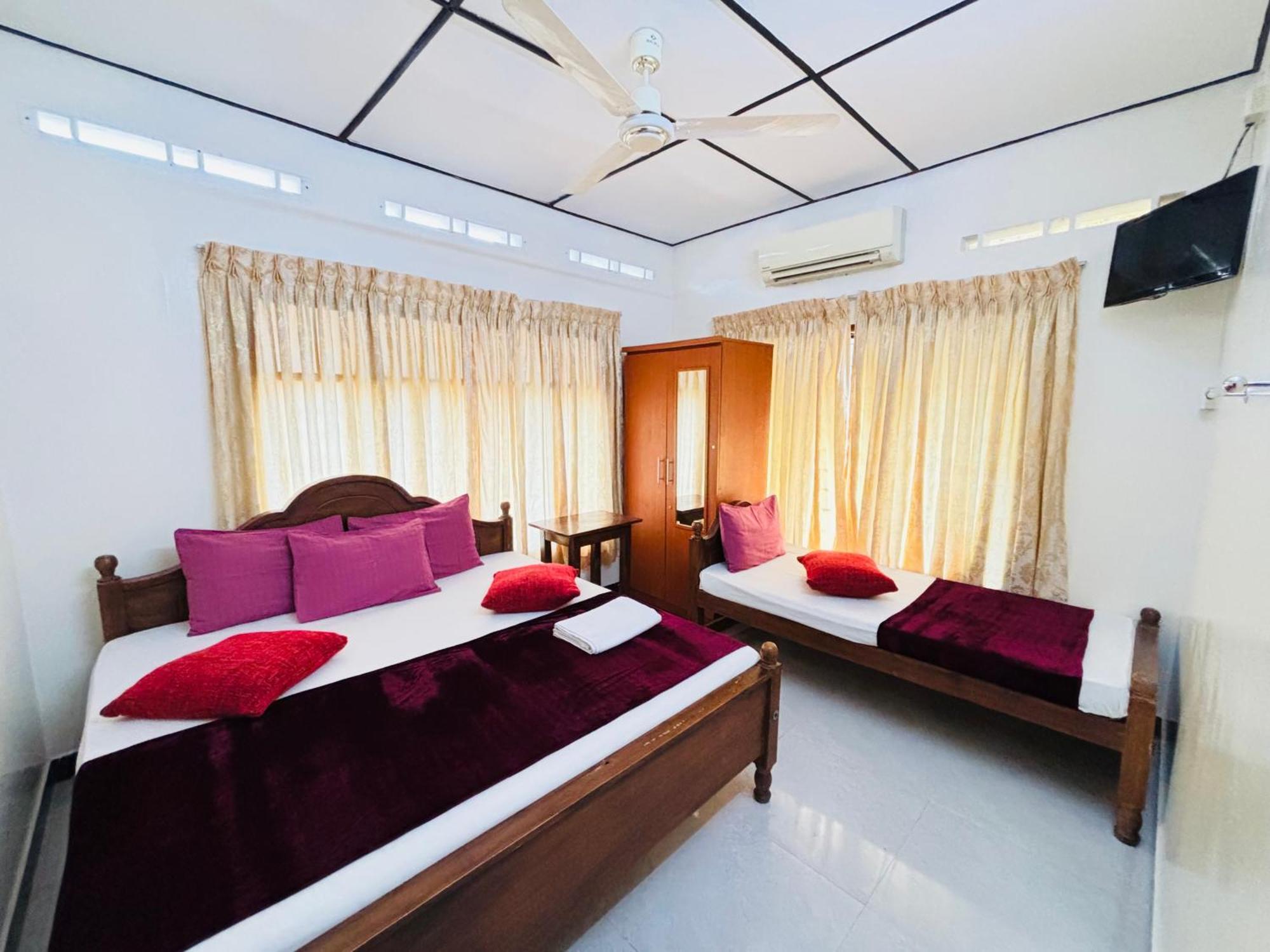 Yaarl Holiday Jaffna Extérieur photo